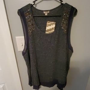 Womens tank top 2x , grey with studs on the should